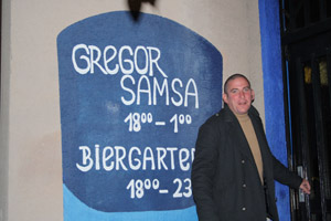 Albert Küffner vor dem Gregor Samsa